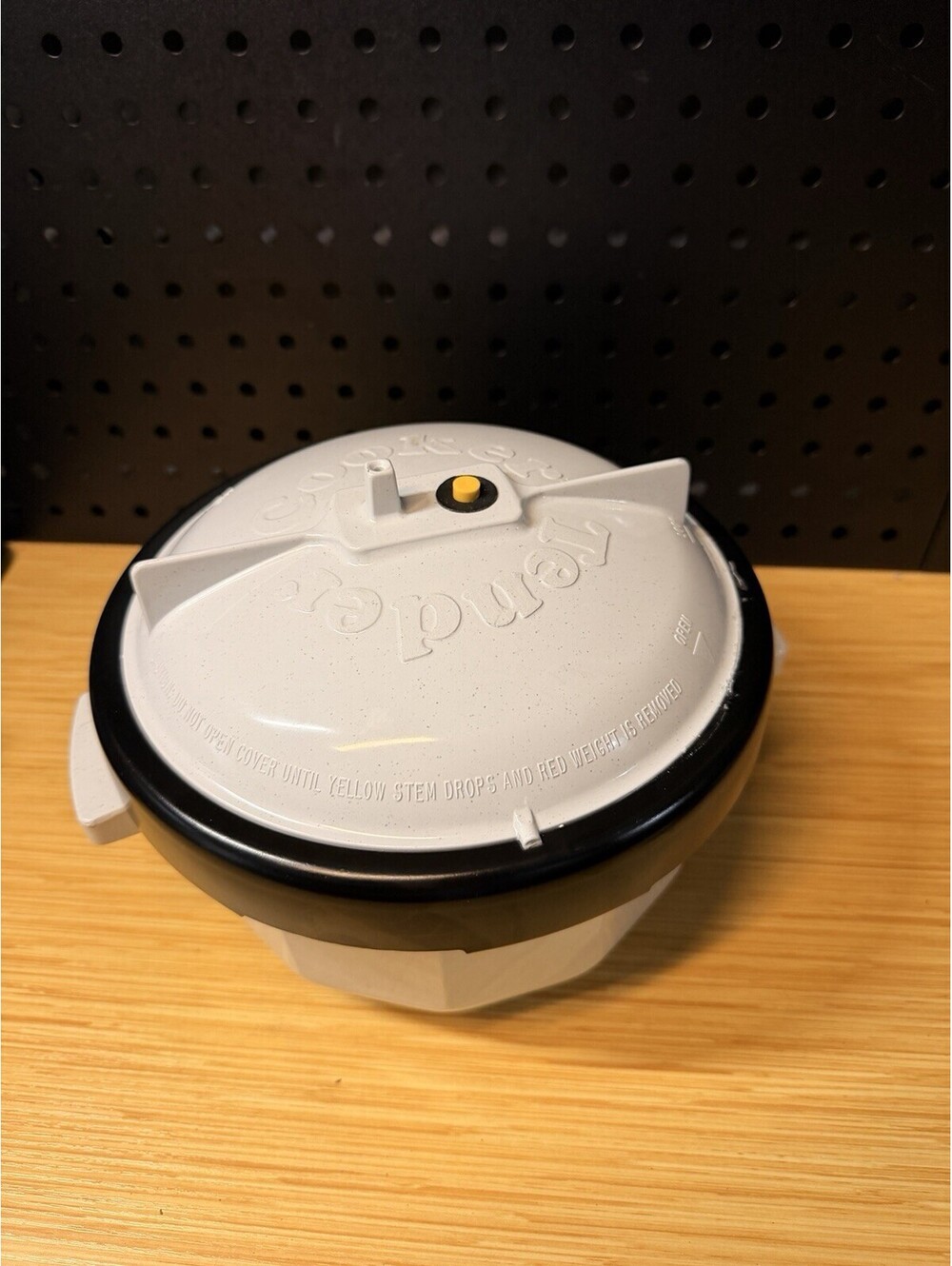Nordic Ware 2.5 Qt Microwave Oven Tender Pressure Cooker